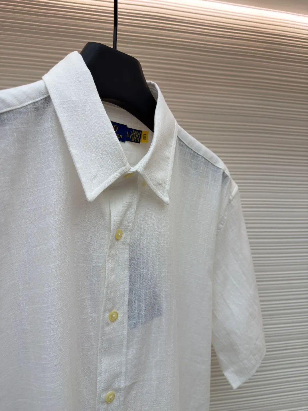 Ralph Lauren logo embroidered short-sleeved shirt ●Original version: Purchased and developed at 1590 ●Item number: 1682559-A20 ●Material: linen cotton plain fabric ●Technology: made with side-turned embedded stitching ●Color: white ●Version: Fitted version ●Weight: about 170 grams ●Size: S-M-L-XL ●Description: Selected high-quality linen cotton plain fabric has natural texture and breathability, tight and smooth Comfortable and close to the skin. Elegantly presented with a touch of deep black. The iconic red pony embroidery is like a smart musical note dancing on the black canvas. Simple but highly recognizable. The clever design of the outer I-shaped pleated split back yoke adds a sense of agility and elegance. The minimalist shape contains the soul of fashion. Imported machine embroidery technology is used. Advanced computer control systems and sophisticated mechanical components are used to achieve the iconic pony embroidery operation with high precision. The lines are smooth and delicate, using the side-turning and embedded stitching process. It is smooth and tidy. The whole fabric has been carefully washed. It has a better hand feel and texture. It is not easy to deform, shrink or fade, and maintains long-term beauty. The overall wiring is straight and delicate, the fabric is comfortable and soft, and the color is consistent without color difference. It can be matched with the same style to create a fashionable look and control various occasions. Customized accessories, complete with three standards, same style for men and women!